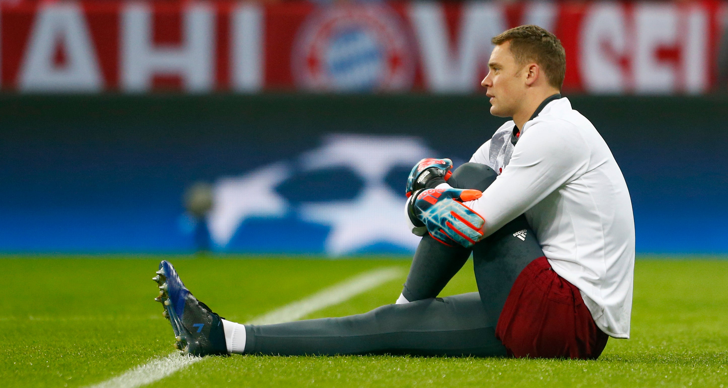 Saltan las alarmas en el Bayern: fotografían a Neuer en muletas Saltan las alarmas en el Bayern: fotografían a Neuer en muletas