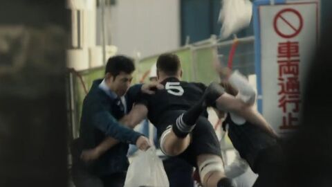 Un miembro de los All Blacks, placando a dos japoneses