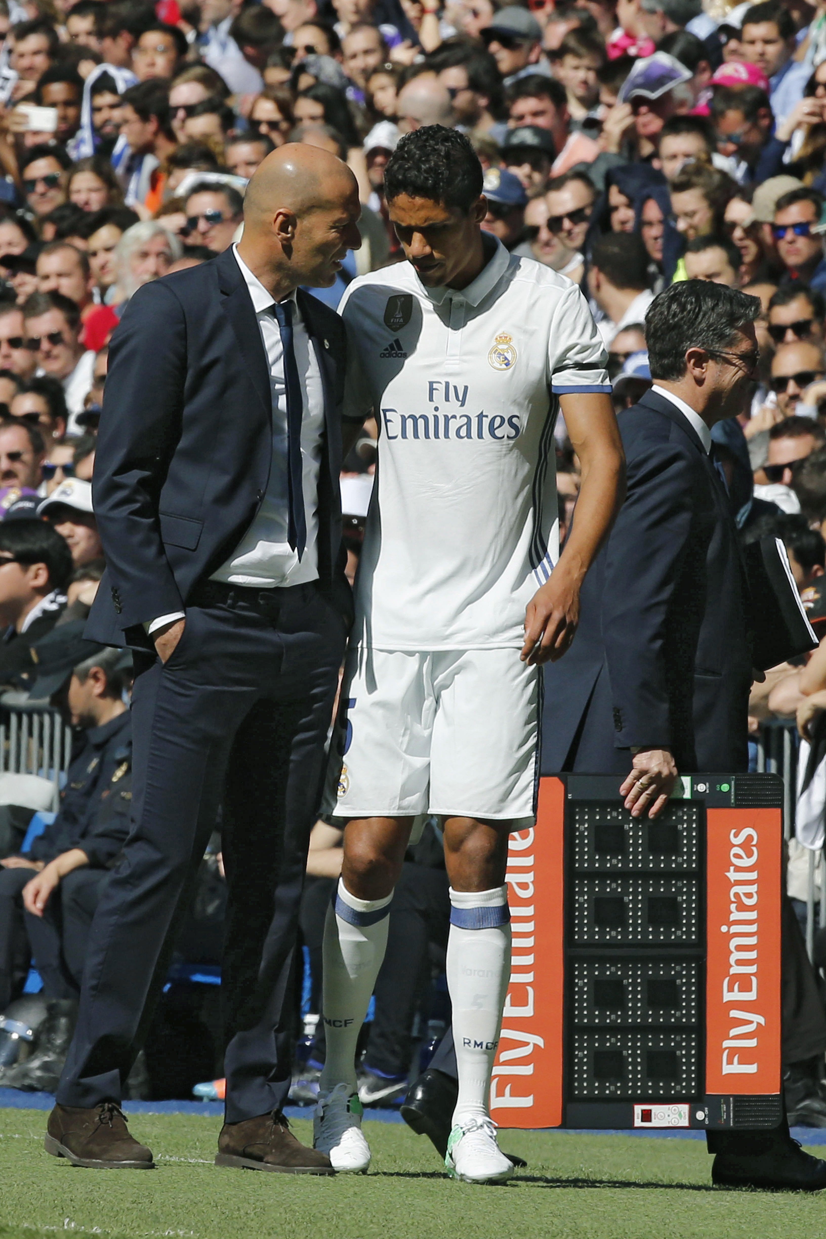 Varane recae de su lesión y se pierde el derbi, la eliminatoria frente al Bayern y el Clásico Varane recae de su lesión y se pierde el derbi, la eliminatoria frente al Bayern y el Clásico