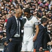 Varane hablando con Zidane tras ser cambiado por Carvajal