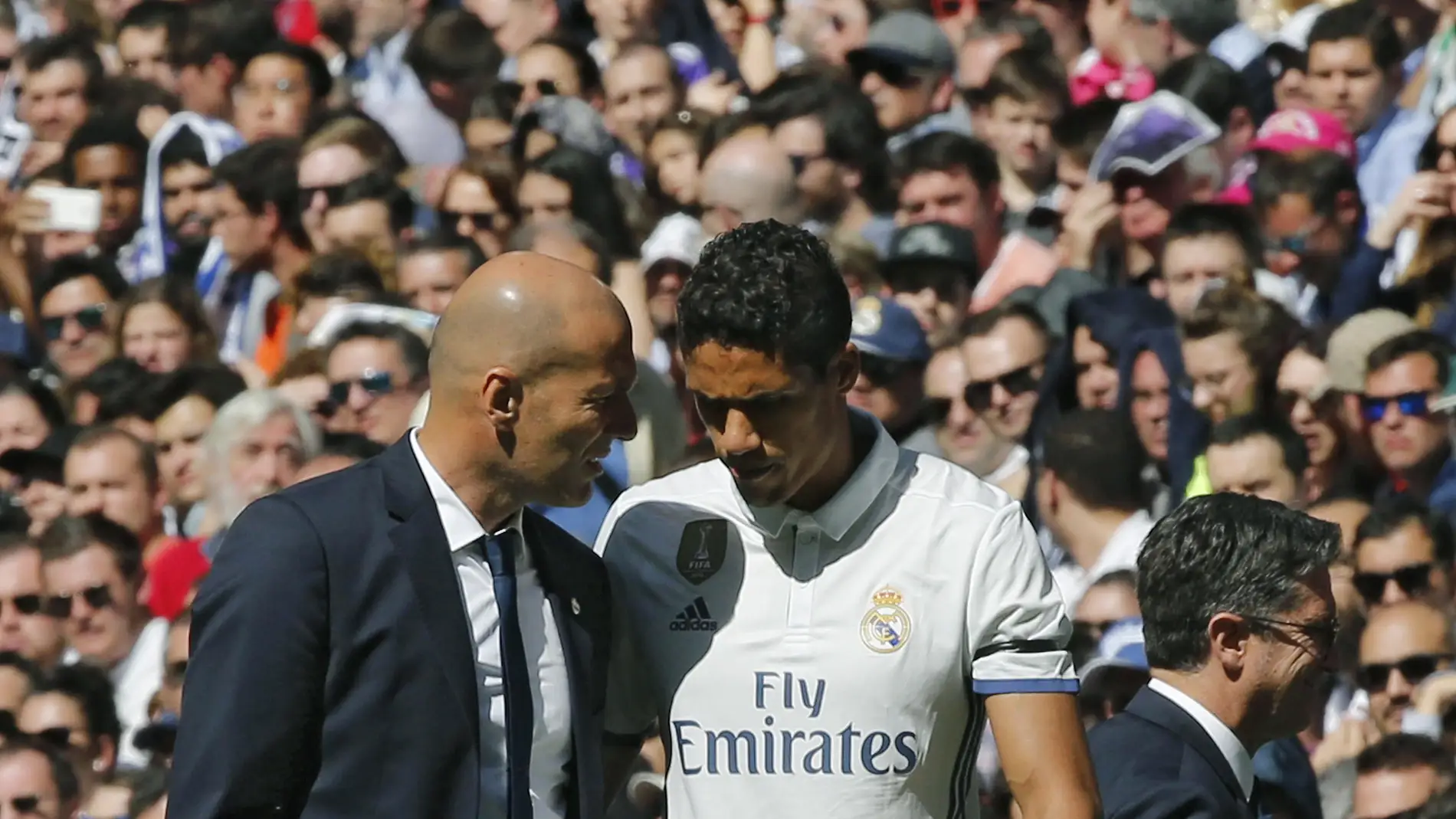 Varane hablando con Zidane tras ser cambiado por Carvajal