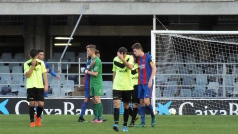 Los jugadores del Eldense tras recibir la humillante derrota ante el Barcelona B.