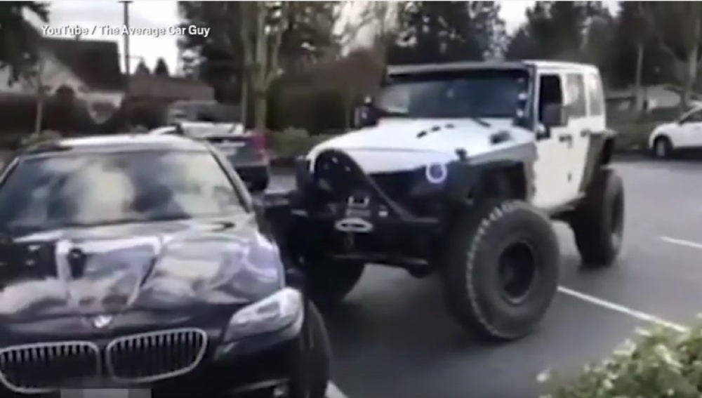Un Jeep golpea a un BMW mal aparcado hasta dejarlo en su sitio