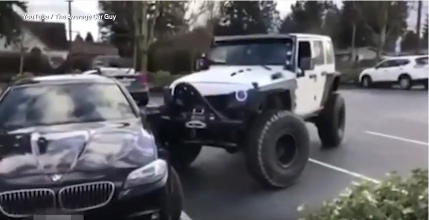 Un furioso conductor estrella su Jeep contra un BMW mal aparcado para dejarlo entre las líneas correspondientes Un furioso conductor estrella su Jeep contra un BMW mal aparcado para dejarlo entre las líneas correspondientes