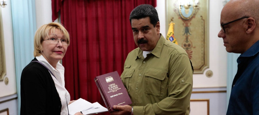 El presidente de Venezuela, Nicolás Maduro, durante un encuenttro con la Fiscal General, Luisa Ortega Díaz El presidente de Venezuela, Nicolás Maduro, durante un encuenttro con la Fiscal General, Luisa Ortega Díaz