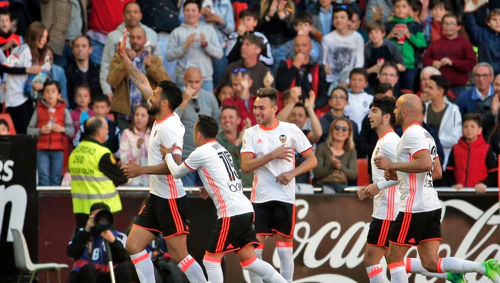 Garay celebra su gol contra el Deportivo con sus compañeros y con la afición del Valencia