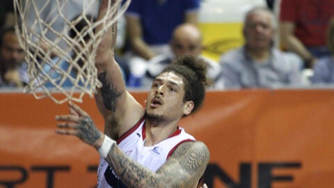 Isaac Fotu entrando a canasta