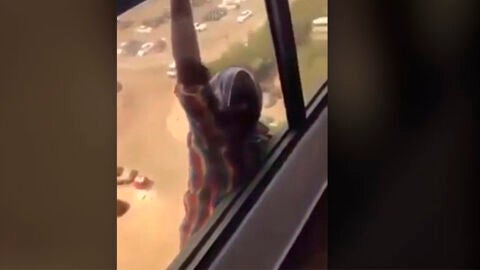 Mujer cae de un s&eacute;ptimo piso