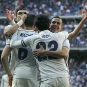Los jugadores del Real Madrid celebran el gol de Isco Alarcón.