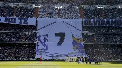 El tifo del fondo sur en homenaje a "Juanito" El tifo del fondo sur en homenaje a "Juanito"