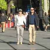 Turistas paseando por Sevilla