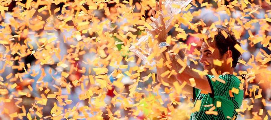 Roger Federer levanta el trofeo de campeón del Masters 1.000 de Miami Roger Federer levanta el trofeo de campeón del Masters 1.000 de Miami