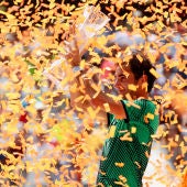 Roger Federer levanta el trofeo de campeón del Masters 1.000 de Miami