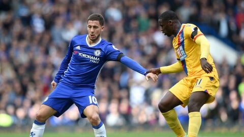 Hazard defendiendo un bal&oacute;n frente a Zaha