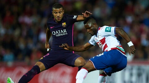 Rafinha intenta robar el bal&oacute;n a Uche