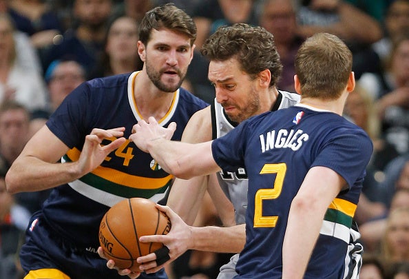 Pau Gasol y Kawhi Leonard firman el triunfo de San Antonio ante los Jazz Pau Gasol y Kawhi Leonard firman el triunfo de San Antonio ante los Jazz
