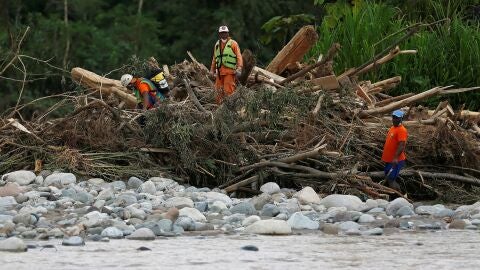 Los servicios de rescate buscan supervivientes en Mocoa