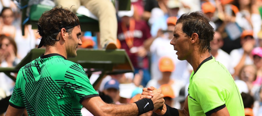 Federer y Nadal se saludan tras disputar la final de Miami Federer y Nadal se saludan tras disputar la final de Miami