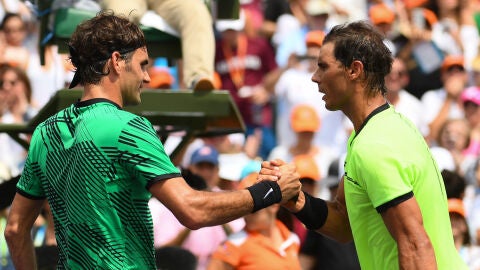 Federer y Nadal se saludan tras disputar la final de Miami