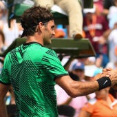 Federer y Nadal se saludan tras disputar la final de Miami