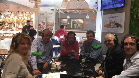 Un momento previo a la tertulia En La Canasta