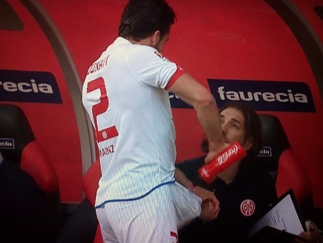 El incomprensible gesto de Donati, jugador del Mainz, del que todo el mundo habla El incomprensible gesto de Donati, jugador del Mainz, del que todo el mundo habla