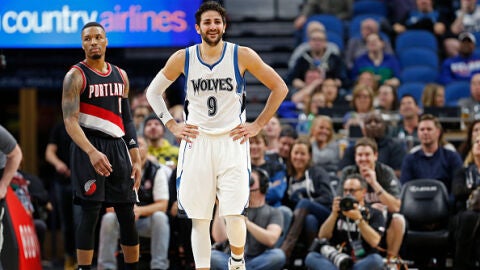 Ricky Rubio sonr&iacute;e tras una jugada ante Portland