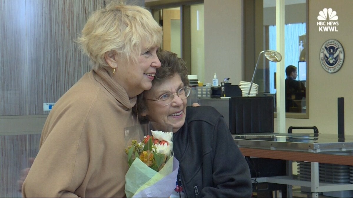 El emocionante reencuentro de Jan y Dee, dos hermanas que han pasado 75 años separadas El emocionante reencuentro de Jan y Dee, dos hermanas que han pasado 75 años separadas