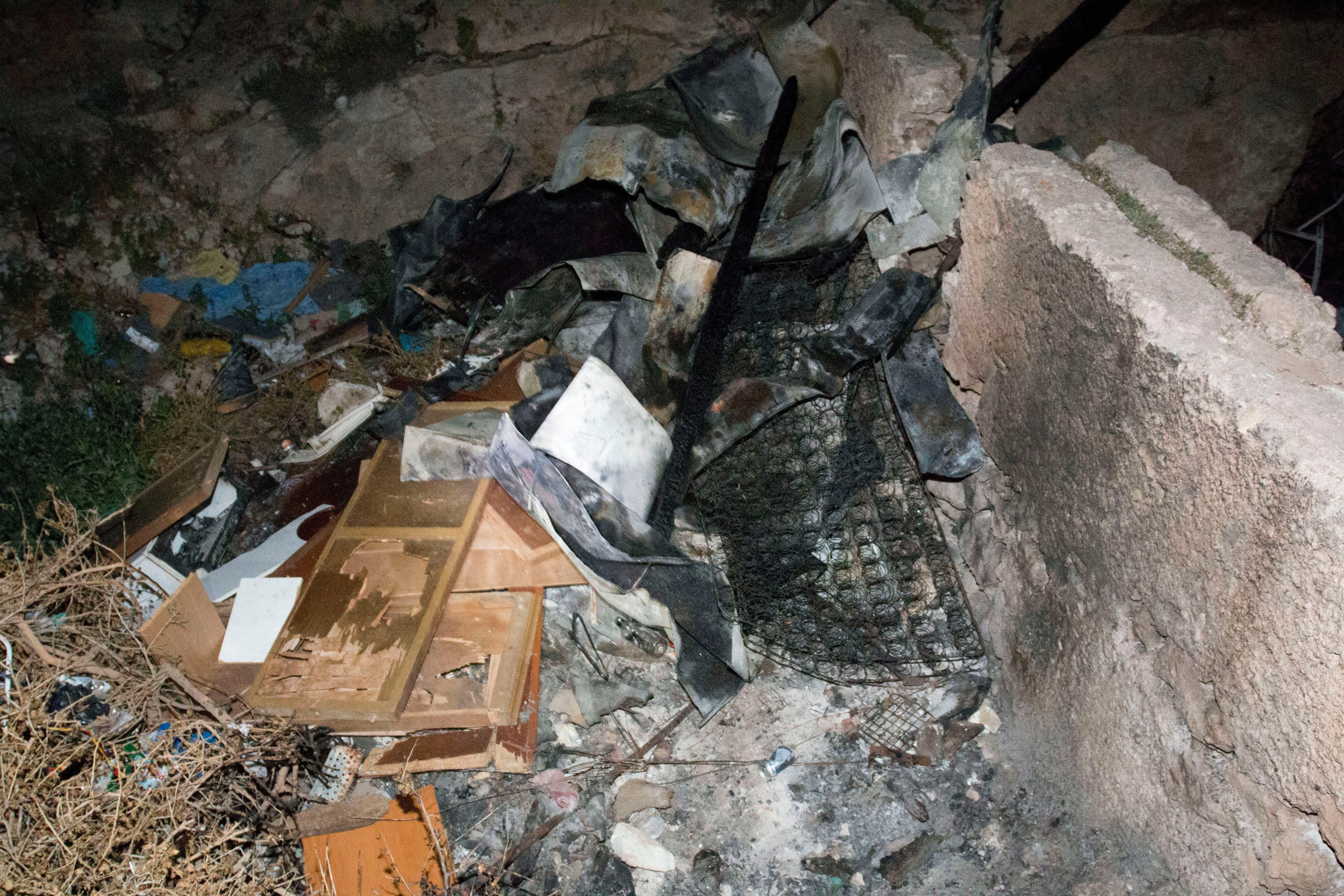 Tres jóvenes de entre 12 y 21 años mueren en el incendio de una casa cueva en Almería que pudo ser provocado por uno de sus amigos Tres jóvenes de entre 12 y 21 años mueren en el incendio de una casa cueva en Almería que pudo ser provocado por uno de sus amigos