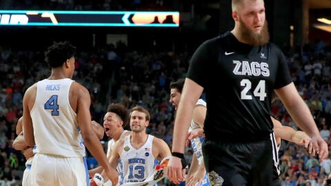 Los jugadores de North Carolina celebran la victoria