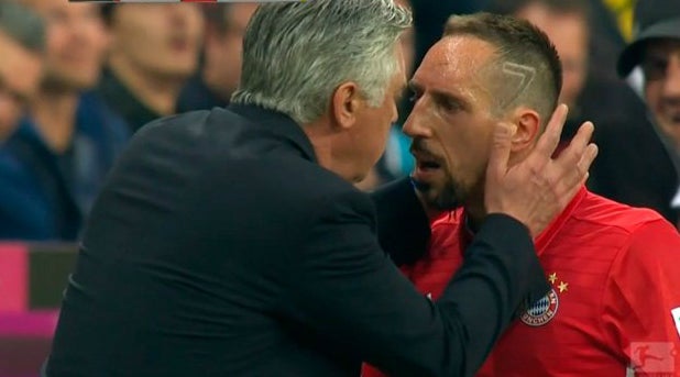 Ribéry se cabrea cuando Ancelotti le cambia... y el italiano lo resuelve de manera imperdible Ribéry se cabrea cuando Ancelotti le cambia... y el italiano lo resuelve de manera imperdible