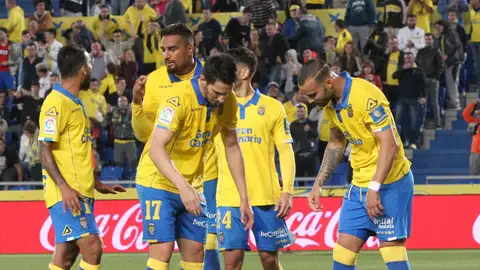 Los jugadores de Las Palmas, preocupados por Vicente tras una caída Los jugadores de Las Palmas, preocupados por Vicente tras una caída