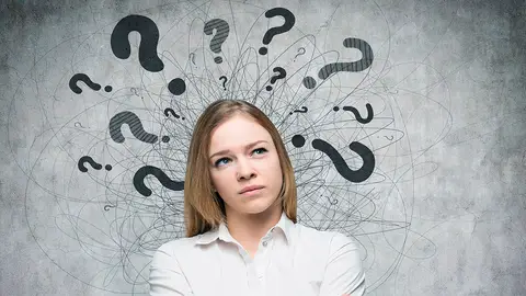 Mujer dudando Mujer dudando