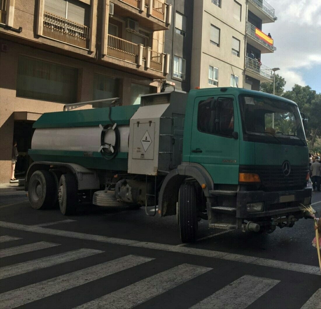 Elche blinda los accesos a las calles con procesiones con vehículos pesados Elche blinda los accesos a las calles con procesiones con vehículos pesados