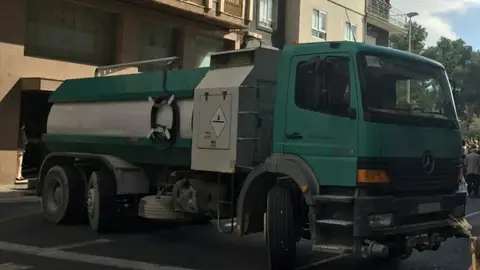 Uno de los camiones usados por la Policía Local de Elche para cerrar el paso a una calle con procesiones de Semana Santa. Semana Santa