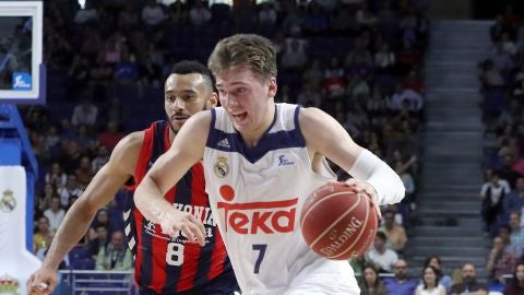 Luka Doncic penetra a canasta en el partido frente a Baskonia