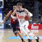 Luka Doncic penetra a canasta en el partido frente a Baskonia
