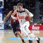 Luka Doncic penetra a canasta en el partido frente a Baskonia Luka Doncic penetra a canasta en el partido frente a Baskonia