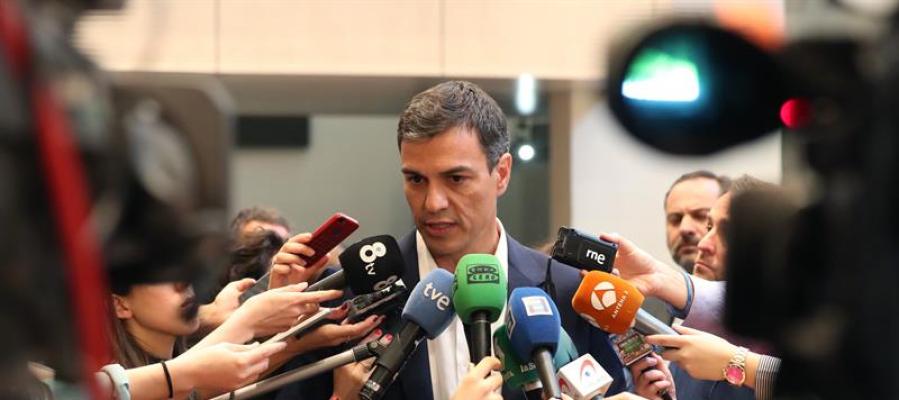 Pedro Sánchez dice adiós a Carme Chacón Pedro Sánchez dice adiós a Carme Chacón
