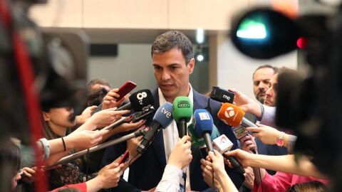 Pedro S&aacute;nchez dice adi&oacute;s a Carme Chac&oacute;n