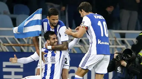 Los jugadores de la Real Sociedad celebran el gol de Juanmi ante el Sporting Los jugadores de la Real Sociedad celebran el gol de Juanmi ante el Sporting