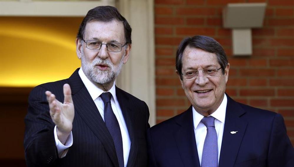 Mariano Rajoy con el presidente de Chipre, Nicos Anastasiadis