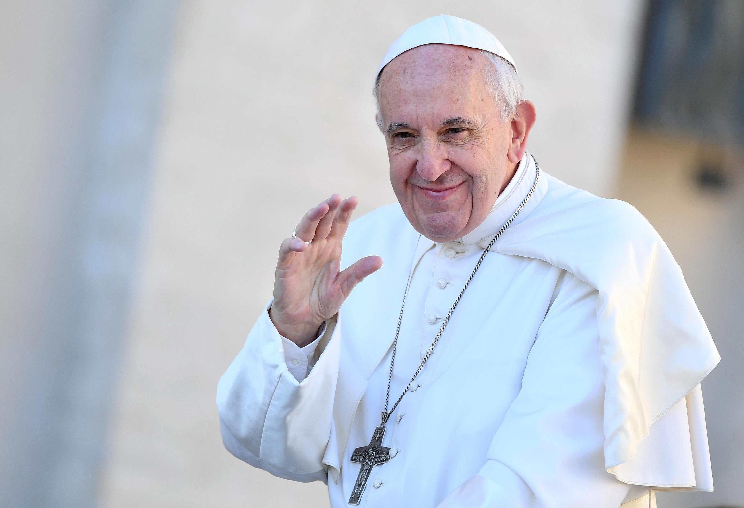 El Papa Francisco lava los pies a doce presos y les anima a ayudarse los unos a los otros El Papa Francisco lava los pies a doce presos y les anima a ayudarse los unos a los otros