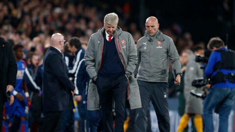 Wenger, cabizbajo tras la humillante derrota ante el Crystal Palace