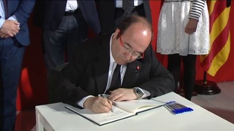 Frame 19.587438 de: Miquel Iceta inaugura el libro de condolencias en memoria de Carme Chac&oacute;n