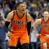 Russell Westbrook celebra una canasta Russell Westbrook celebra una canasta
