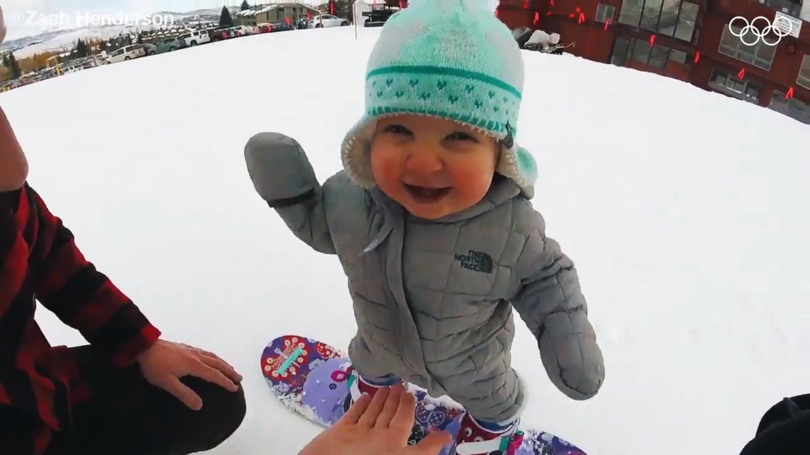 Sloan, la pequeña de un año que encandila a Internet sobre un snowboard Sloan, la pequeña de un año que encandila a Internet sobre un snowboard