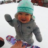 Sloan, la niña que hace snowboard con un año