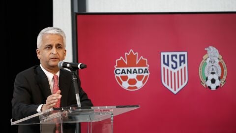 El presidente de la federaci&oacute;n de f&uacute;tbol de EE.UU mostrando la oferta para albergar el Mundial 2026