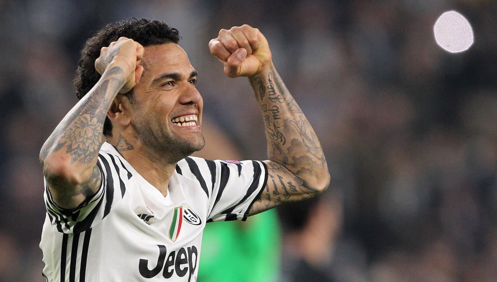 Dani Alves celebra un gol con la Juventus